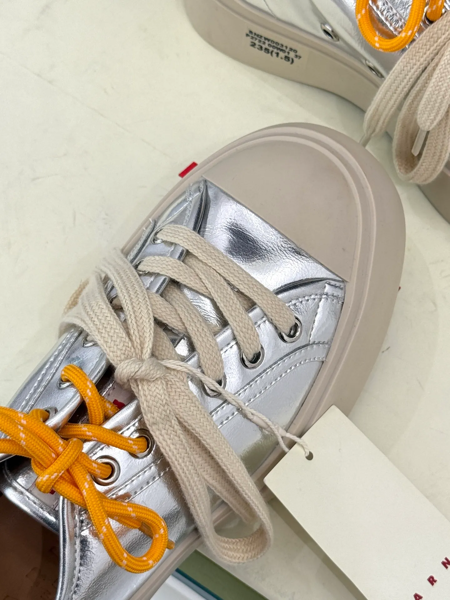 👟👟Ex-factory price 560👟👟 Marni｜Marni's classic double-lace thick-soled big-toe shoes. The overall shape of the shoe is very simple and retro. The color matching is clean and timeless. It is a pair of white shoes that are both comfortable and textured. Anyone who wears them will know how comfortable they are. They are super versatile! No matter how you match the clothes, they are very nice❤️ The fabric is made of imported calfskin. The inner tiptoe is made of lambskin. The original open-molded non-slip rubber sole. Size: 35-39 (40/41 customization is non-returnable)